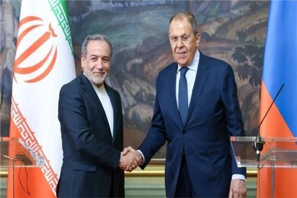 وزير الخارجية الروسي سيرجي لافروف ونظيره الإيراني عباس عراقجي