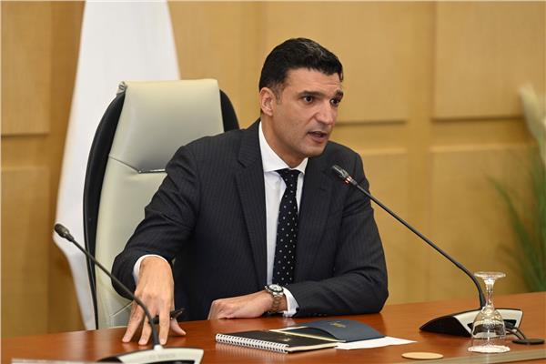 جانب من اجتماع وزير الصناعة