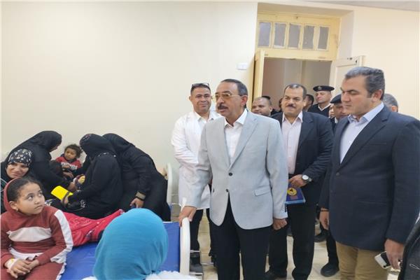 اللواء طارق راشد محافظ سوهاج يطمئن علي مصابين
