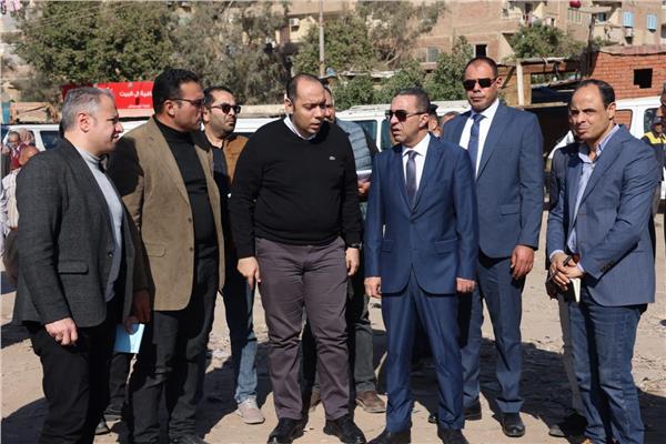 اللواء عمرو الغريب محافظ المنوفية خلال الجولة بمجمع المواقف بشبين الكوم