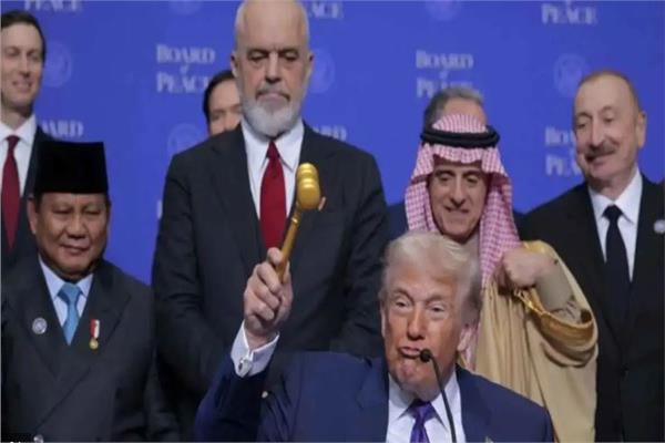 لقطة لترامب خلال استخدام مطرقة السلام 