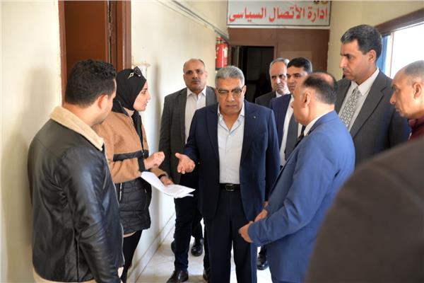 اللواء طارق مرزوق محافظ الدقهلية خلال الجولة