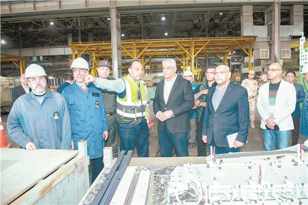 وزير الدولة للإنتاج الحربى خلال زيارته لمصنع إنتاج وإصلاح المدرعات