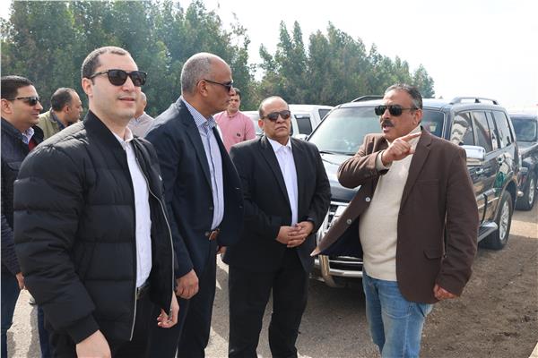 محافظ كفرالشيخ يتفقد أعمال رصف رافد الطريق الدولي بالرياض 