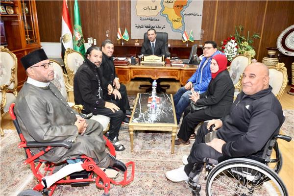 اللواء عمرو الغريب محافظ المنوفية خلال لقائه وفدًا من أبنائه من ذوي الهمم