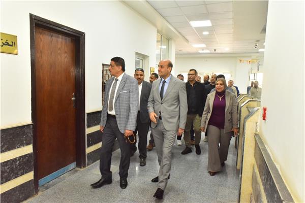 اللواء محمد علوان محافظ أسيوط خلال الجولة