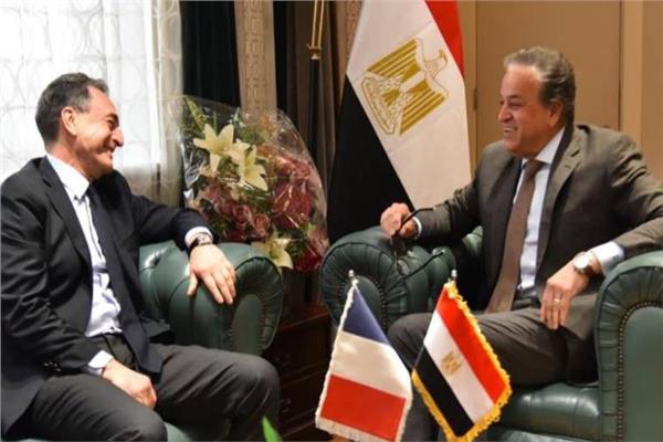 وزير الصحة يبحث مع سفير فرنسا دعم علاج مرضى الأورام القادمين من غزة