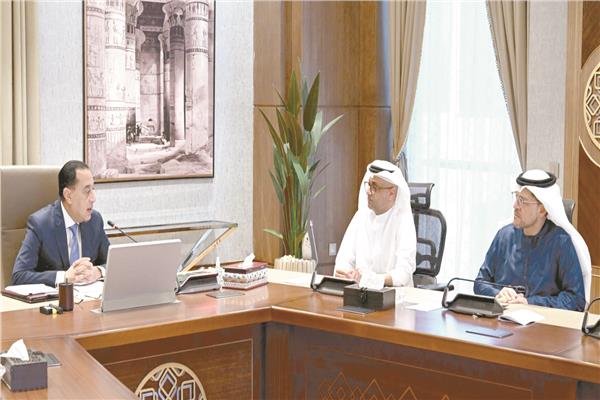 د. مصطفى مدبولى خلال اجتماعه مع رئيس دائرة المالية بأبوظبى