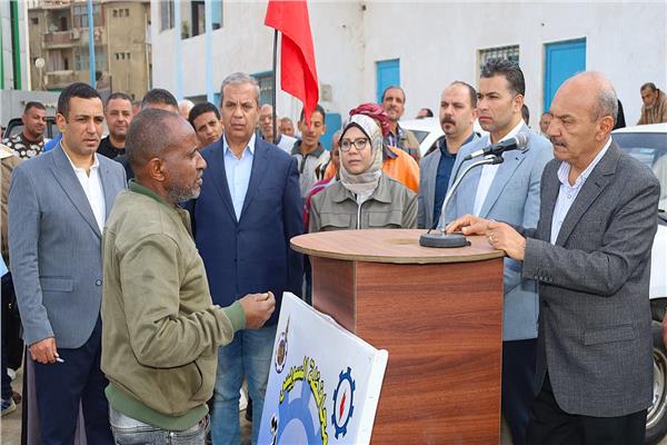 محافظ السويس يشهد اصطفاف المعدات ويوجه بتدريب السائقين والفنيين 