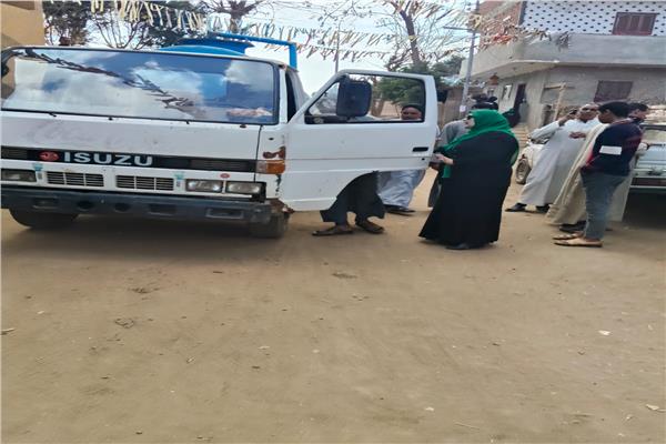 ضبط القائمين علي إلقاء مياه الصرف الصحي بالطرق العامة والمجاري المائية باشمون 