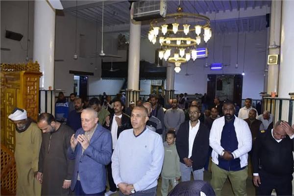 محافظ الأقصر يؤدي صلاة التراويح بمسجد محسب