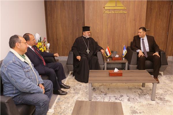 محافظ دمياط يستقبل وفد كنيسة الروم الأرثوذكس ويتلقى التهنئة بتوليه مهام عمله 