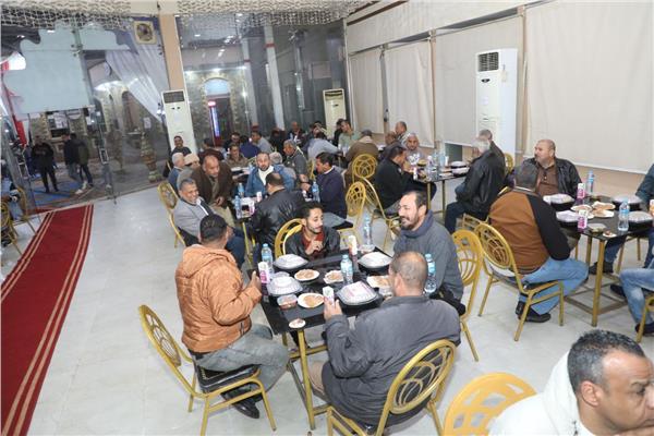 محافظ الشرقية يتناول طعام الإفطار مع العاملين