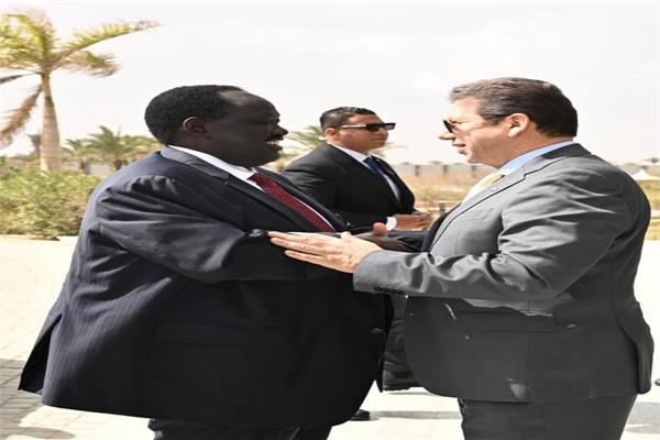 الوزير حسن رشاد خلال لقائه توت جلواك المستشار الأمني لرئيس جنوب السودان 