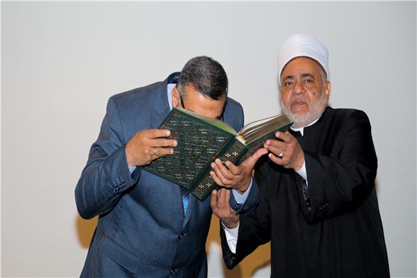 شيخ الأزهر يهدي محافظ قنا مصحفًا بماء الذهب 