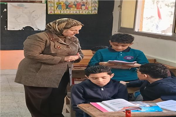 مدير تعليم القاهرة تتابع سير العملية التعليمية والتقييمات بمدرسة محمد ياسر الابتدائية