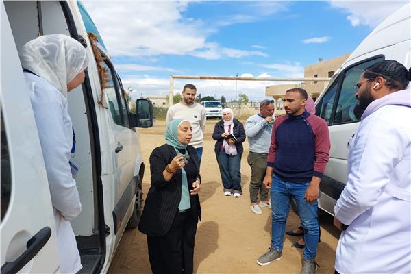 الكشف على 875 مواطنًا في 6 عيادات بالقافلة الطبية 