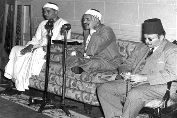 الملك فاروق يستمع للشيخ طه الفشنى ويجلس بجواره الشيخ مصطفى إسماعيل