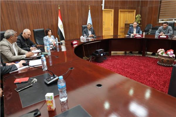 محافظ البحر الأحمر اجتماعًا موسعًا مع الصحفيين 