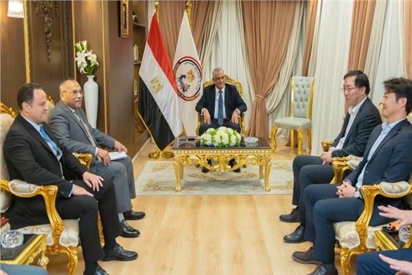 وزير الدولة للإنتاج الحربي يستقبل وفد شركة "Hanwha" 