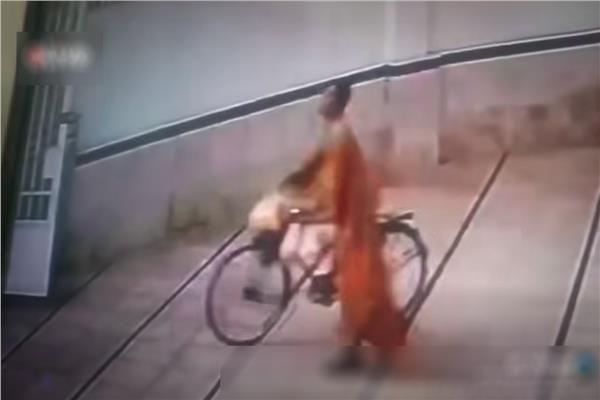 قيام أحد الأشخاص بسرقة دراجة هوائية