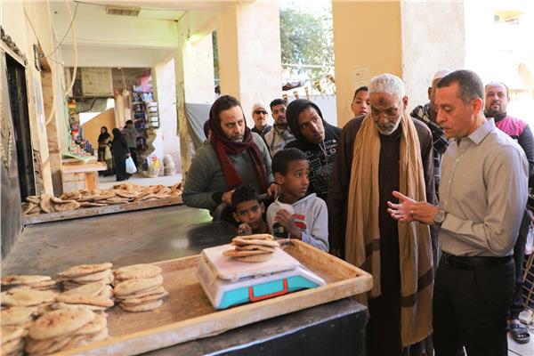 المهندس عمرو لاشين محافظ أسوان خلال الجولة