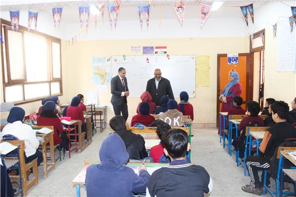  وكيل أول وزارة التربية والتعليم بالجيزة  خلال الجولة 