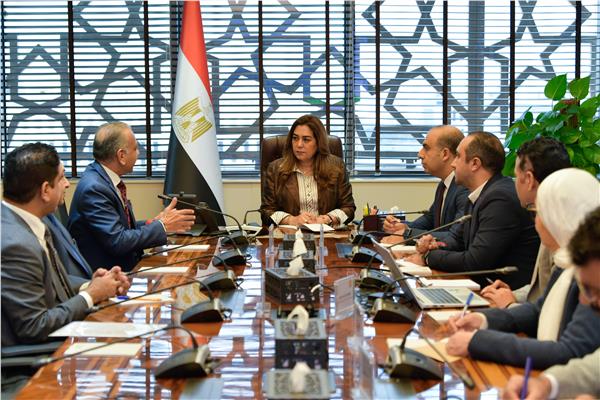 وزيرة التنمية المحلية والبيئة تبحث مع نقيب أطباء الأسنان عملية تداول المخلفات الخطرة