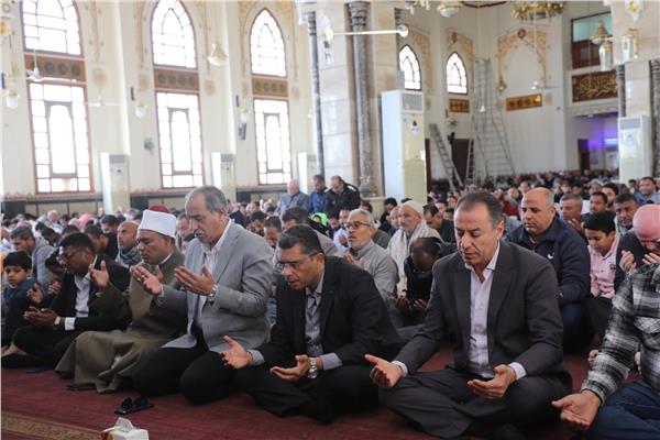 الدكتور وليد عبد العظيم البرقي محافظ البحر الأحمر يؤدي صلاة الجمعة