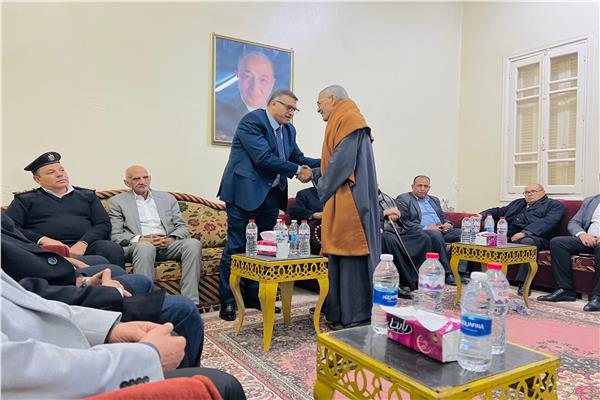 محافظ قنا يقدم واجب العزاء لأسرة شيخ الإذاعيين