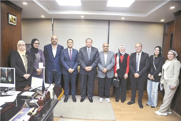 د.هشام عزمى مع د. أسامة السعيد رئيس التحرير وفريق «الأخبار» فى صورة تذكارية على هامش الصالون