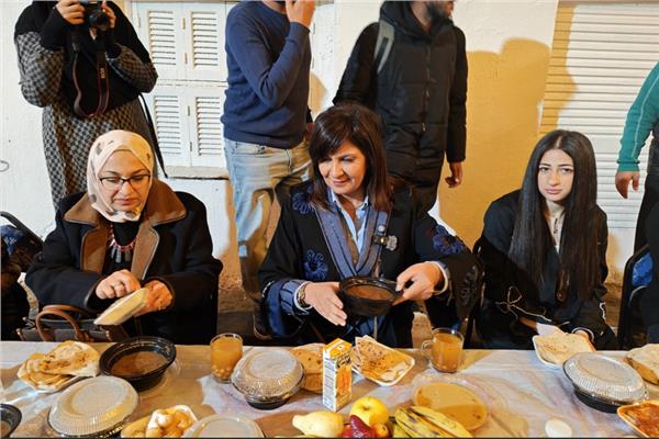 نبيلة مكرم تتناول السحور مع أهالي المطرية