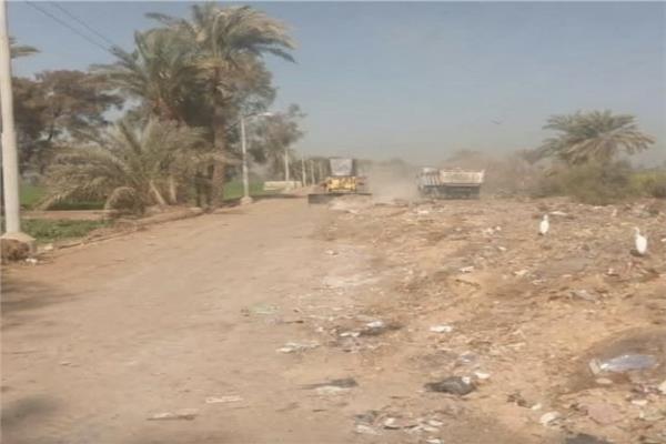رفع تراكمات القمامة بمدخل قرية نواي في ملوي