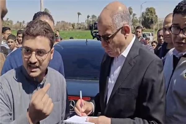 محافظ المنيا يلتقي أحد مواطني ديرمواس 