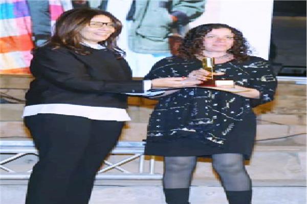 مريم صلاح مرعي مع وزيرة الثقافة اثناء التكريم