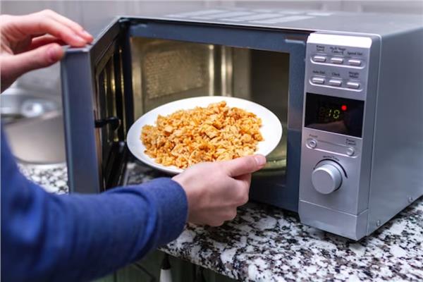 أخطاء عند تسخين بقايا الطعام