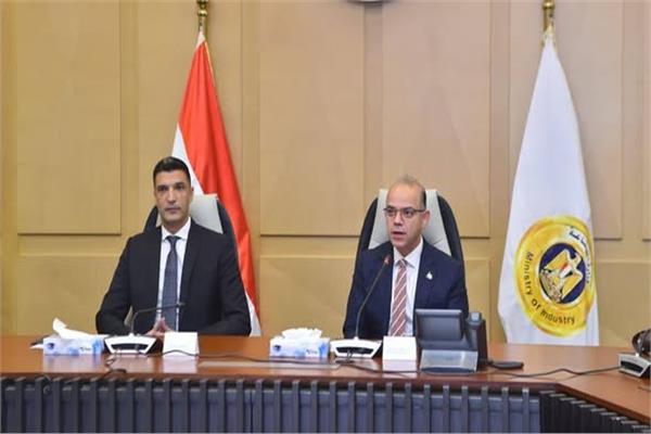 جانب من اجتماع وزيرا الاستثمار والصناعة