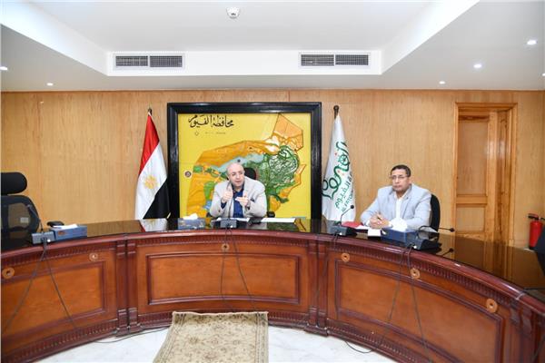 محافظ الفيوم يتابع معدلات الأداء بملف تقنين أراضي أملاك الدولة 