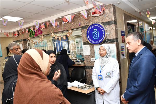 المهندس عمرو لاشين محافظ أسوان  خلال الجولة بوحدة طب أسرة الجوزيرة
