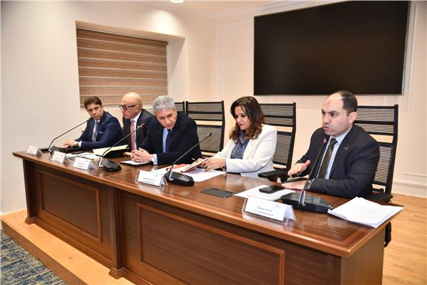 وزير السياحة والآثار خلال حضوره اجتماع اللجنة