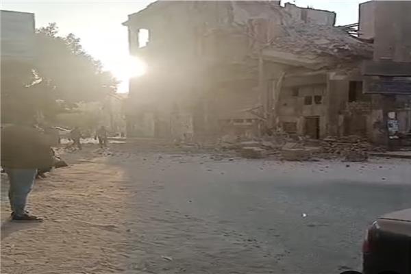 نهيار جزئي لعقار قديم بميدان بالاس في المنيا