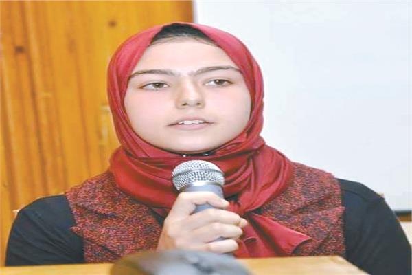 المنشدة والقارئة منار طلبة