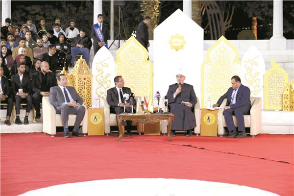 مفتى الجمهورية خلال محاضرته لطلاب الجامعات بمعهد إعداد القادة