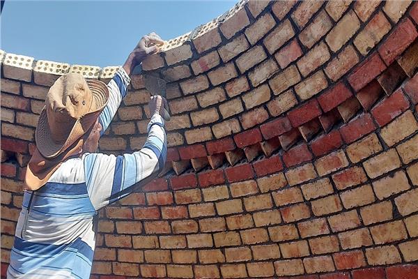 العم رمضان يشكل تحف فنية لمآذن وقبب المساجد