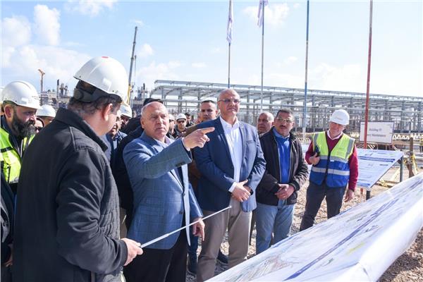 الفريق مهندس كامل الوزير وزير النقل يرافقه المهندس أيمن عطية محافظ الإسكندرية