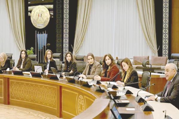 د. هاشم السيد مساعد رئيس الوزراء خلال ترؤسه اجتماع لجنة مراجعة تقييمات الطروحات الحكومية