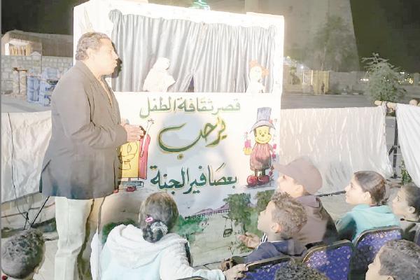 أطفال الأقصر خلال مشاهدتهم مسرح عرائس بساحة أبو الحجاج
