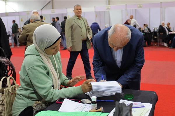 نقيب المهندسين يدلي بصوته في انتخابات النقابة