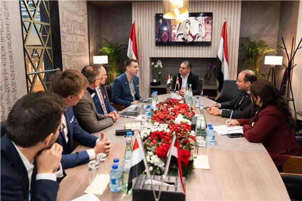  الدكتور أحمد يوسف خلال الاجتماعات