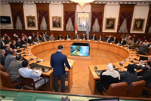 وزير الصناعة ومحافظ القاهرة يعقدان حواراً مفتوحاً 
